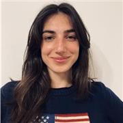 Studentessa universitaria impartisce lezioni di matematica a studenti della scuola secondaria di 1° grado